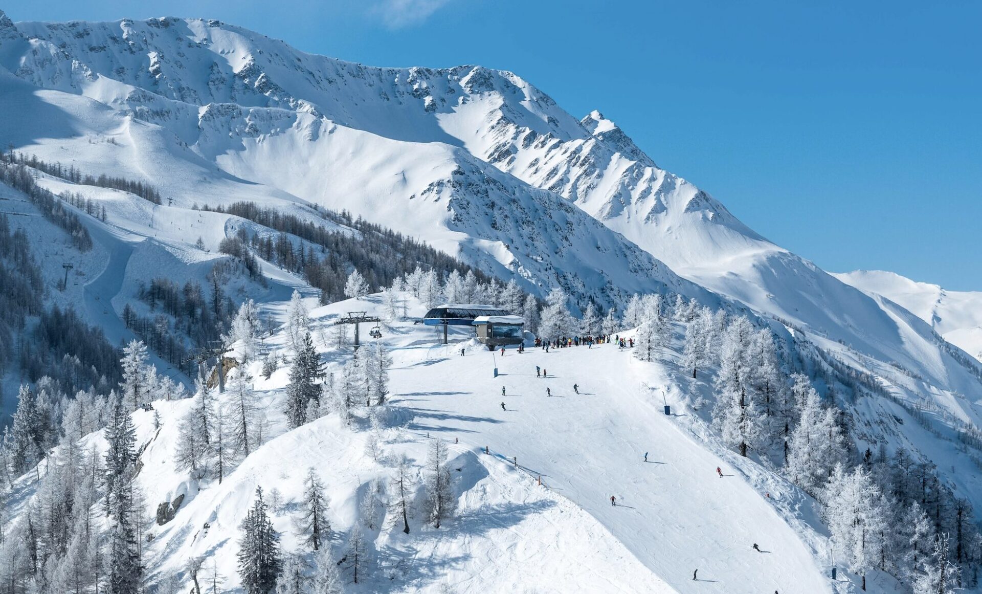 LUXURIA LIFESTYLE INTERNATIONAL MAGAZINE REVIEWS COURMAYEUR